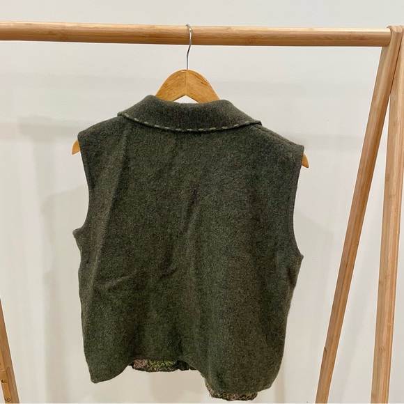 Vintage Woolrich Pinecone Leaves Embroidered Zip Up Collared Vest in Moss Green - Picture 5 of 5